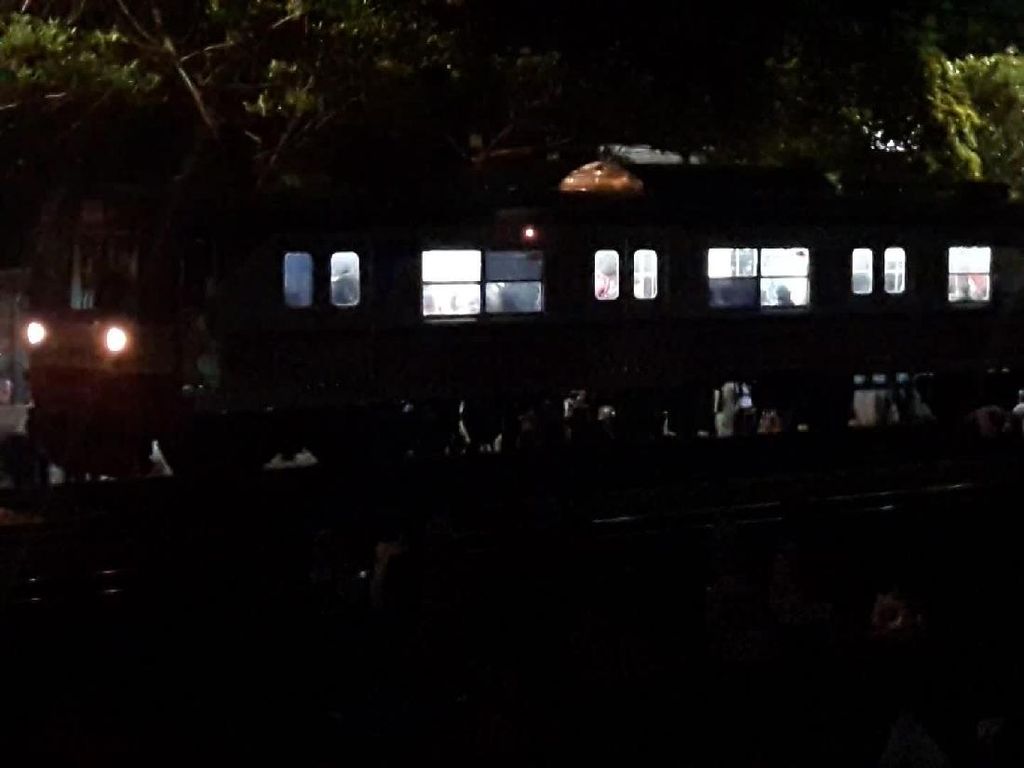 KRL ke Bekasi Berhenti Mendadak di Buaran KRL ke Bekasi Berhenti Mendadak di Buaran
