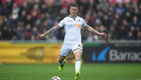 Nasib seragam kandang Swansea City ini serupa dengan milik Bournemouth. Datar, membosankan. Mungkin didesain untuk menonjolkan logo sponsor di dada. Semoga pendukungnya tak mengantuk saat menyaksikan tim kesayangan mereka. (Foto: Stu Forster/Getty Images)