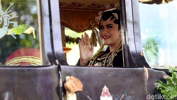 Foto: Senyum Bahagia Kahiyang dan Bobby di Atas Kereta Kencana