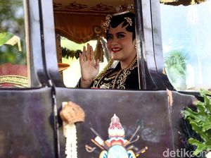 Foto: Senyum Bahagia Kahiyang dan Bobby di Atas Kereta Kencana Foto: Senyum Bahagia Kahiyang dan Bobby di Atas Kereta Kencana