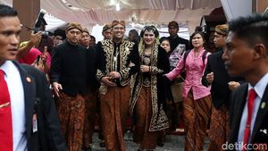 Kahiyang dan Bobby Tinggalkan Gedung Resepsi