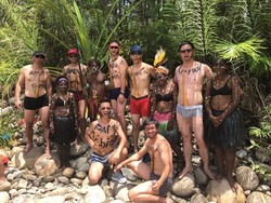 Ketika Turis China Pakai Koteka