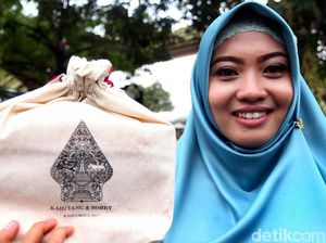 Tamu Undangan Pamer Souvenir Pernikahan Kahiyang-Bobby