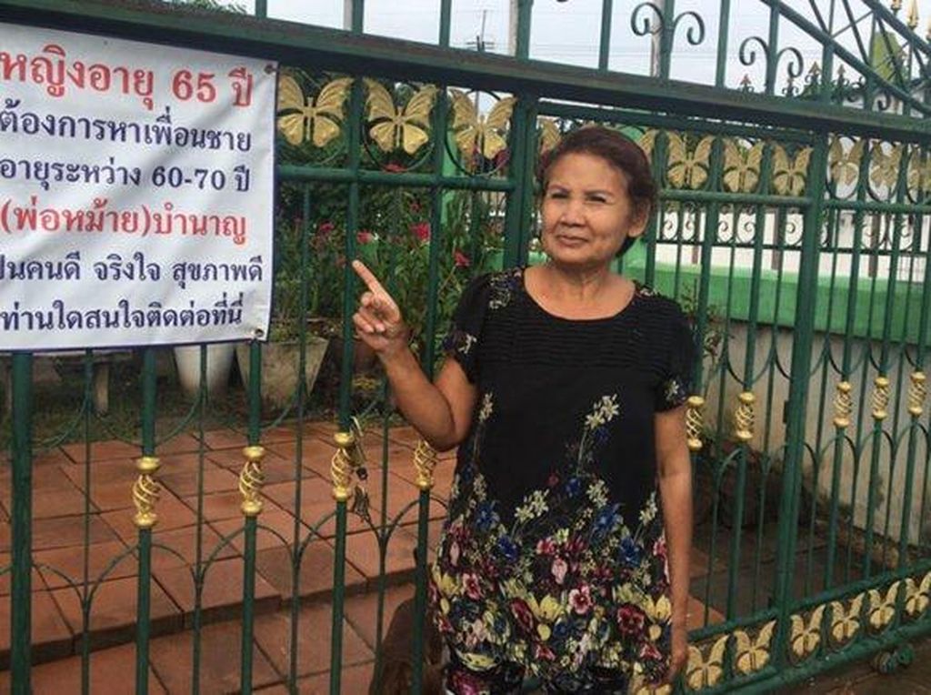 Cari Pacar, Wanita 65 Tahun Pasang Iklan di Pagar Rumah Cari Pacar, Wanita 65 Tahun Pasang Iklan di Pagar Rumah