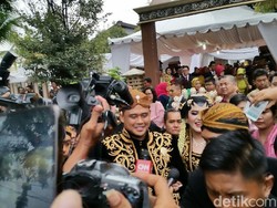 Resepsi Siang Selesai, Bobby-Kahiyang Tinggalkan Gedung Naik Mobil