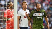 Ada yang salah saat Juventus memilih warna untuk seragam ketiga mereka. Secara desain sebenarnya ada potensi untuk jadi wow. Tapi warnanya itu lho, guys. (Foto: Michael Regan/Getty Images)