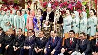 Pose Menteri Jokowi Ketika Duduk di Lantai Pelaminan Kahiyang