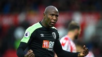 Hal simpel biasanya justru menarik, tapi jersey ketiga Bournemouth ini malah tak cukup menarik. Kesannya malah membosankan bukan? Bahkan kalau dilihat secara mendetail, di bagian setrip hijau di lengan ada banyak logo Umbro alias si penyuplai apparel, yang sayangnya agak norak. (Foto: Tony Marshall/Getty Images)