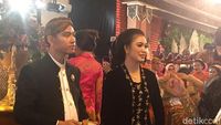 Foto: Selvi dan Gibran yang Sabar Saat Diajak Selfie