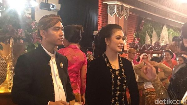 Foto: Selvi dan Gibran yang Sabar Saat Diajak Selfie