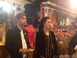 Sabarnya Gibran dan Selvi Saat Diajak Selfie Tamu Resepsi Kahiyang