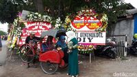 Saat Tamu Resepsi Pernikahan Kahiyang Diantar Becak Gratis
