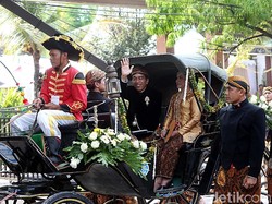 Relawan Teriak 2 Periode ke Jokowi Saat Kirab Pernikahan Kahiyang