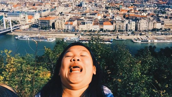 Foto: Keliling Dunia, Cewek Ini Pose Selfie Pamer Double Chin