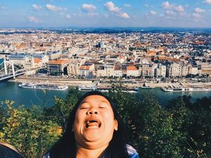 Foto: Keliling Dunia, Cewek Ini Pose Selfie Pamer Double Chin
