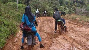 Foto: Mirisnya Jalan Berlumpur Penyebab Siswa Terlambat Sekolah