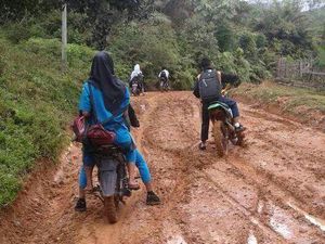 Foto: Mirisnya Jalan Berlumpur Penyebab Siswa Terlambat Sekolah