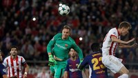 Namun predikat tim dengan pertahanan paling tangguh selama fase grup dipegang oleh Barcelona yang cuma kebobolan satu gol. Foto: Costas Baltas/REUTERS