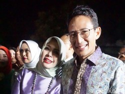 Gaya Sandiaga Uno Kompak Berbatik Bunga dengan Istri di Pernikahan Kahiyang