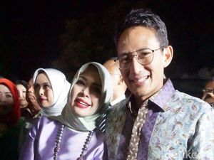 Gaya Sandiaga Uno Kompak Berbatik Bunga dengan Istri di Pernikahan Kahiyang Gaya Sandiaga Uno Kompak Berbatik Bunga dengan Istri di Pernikahan Kahiyang