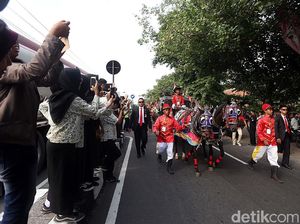 Foto: Warga Solo Meluber ke Jalan Tonton Kirab Kereta Kencana