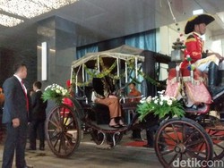Naik Kereta Kencana, Bobby Nasution Berangkat ke Lokasi Akad Nikah