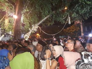 Kahiyang-Bobby Tiba di Gedung Resepsi, Antrean Tamu Kembali Terjadi