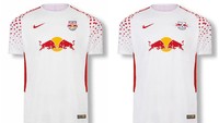 Ini bukan seragam kandang satu tim, ini seragam dua tim. Ya, dua, milik RB Leipzig dan RB Salzburg. Barangkali demi menghemat biaya desain seragam, klub yang induk perusahaan dan sponsornya sama ini memutuskan bikin seragam serupa. Dari dua seragam ini cuma ada satu hal kecil yang beda, tahu nggak? (Foto: internet)