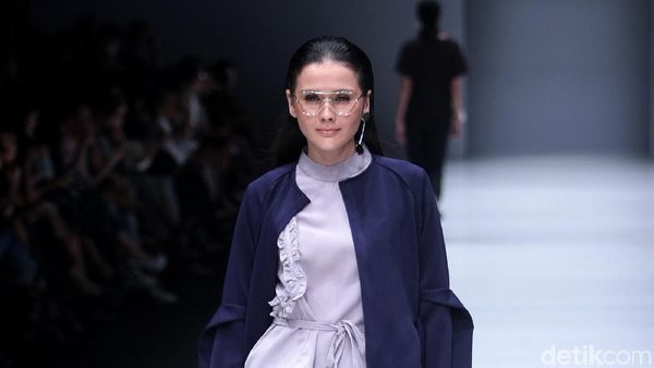 Foto: 15 Koleksi Monokrom Barli Asmara yang Kekinian