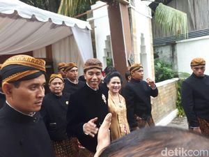 Tinggalkan Gedung Resepsi Kahiyang, Jokowi Sempat Disalami Warga