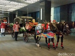 Yang Unik di Kirab Pernikahan Kahiyang-Bobby