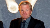 Oliver Kahn menerima penghargaan Golden Football Legend Award. Foto: Eric Gaillard/Reuters