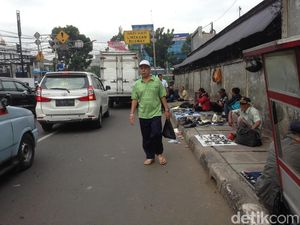 Sering Dirazia, Pedagang Tak Kapok Jualan di Trotoar Jatinegara Sering Dirazia, Pedagang Tak Kapok Jualan di Trotoar Jatinegara