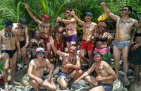 Ketika Turis China Pakai Koteka