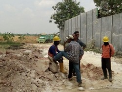 Ganggu Lingkungan, Pengurukan Lahan di Lamongan Diblokir Warga