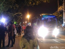 Dijemput Bus, Para Tamu Mulai Meninggalkan Gedung Resepsi Kahiyang