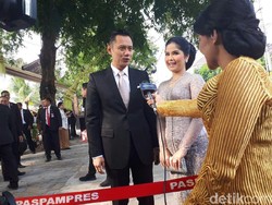 Annisa Pohan Cantik nan Elegan Berkebaya Silver di Pernikahan Kahiyang Ayu