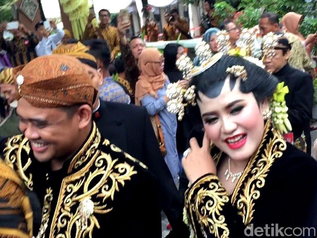 Senyum Kahiyang Saat Ditanya Soal Rencana Bulan Madu Senyum Kahiyang Saat Ditanya Soal Rencana Bulan Madu
