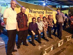 Di Sela Prosesi Kahiyang, Megawati Hingga Djarot Makan di Warung Bakmi Di Sela Prosesi Kahiyang, Megawati Hingga Djarot Makan di Warung Bakmi