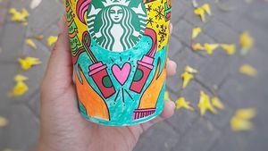Intip Kreasi Keren Holiday Cup Starbucks yang Diwarnai Netizen