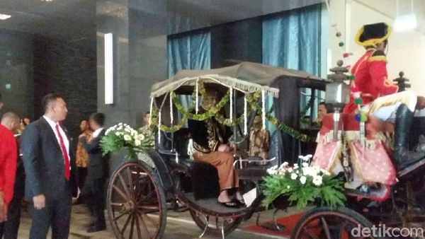 Penampilan Kahiyang dan Bobby Berbusana Adat Jawa di Akad Nikah
