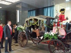 Penampilan Kahiyang dan Bobby Berbusana Adat Jawa di Akad Nikah