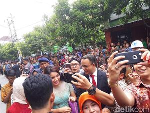 Usai Hadiri Nikahan Kahiyang, Anies Jadi Rebutan Selfie Warga