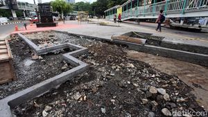 Jalur Pedestrian di Depan Kampus Trisakti Grogol Dilebarkan