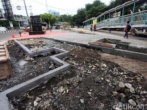 Jalur Pedestrian di Depan Kampus Trisakti Grogol Dilebarkan Jalur Pedestrian di Depan Kampus Trisakti Grogol Dilebarkan