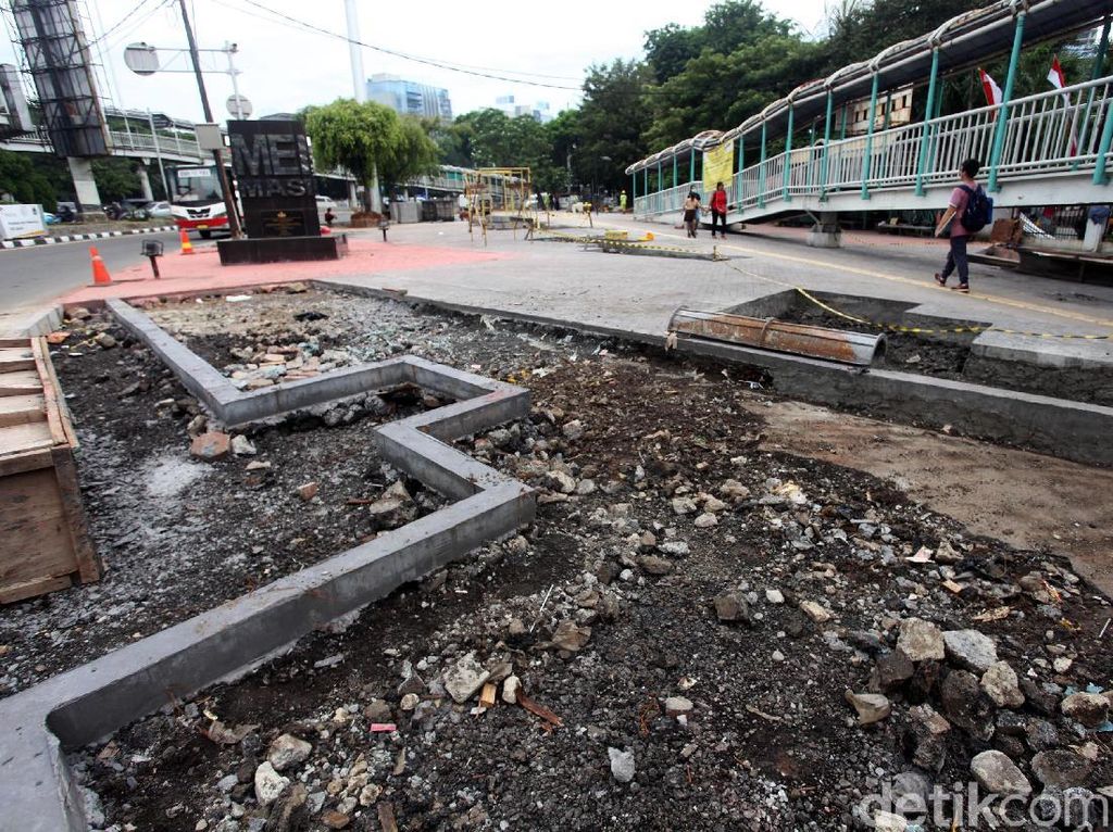 Jalur Pedestrian di Depan Kampus Trisakti Grogol Dilebarkan Jalur Pedestrian di Depan Kampus Trisakti Grogol Dilebarkan