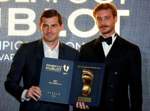 Penghargaan Golden Foot untuk Casillas Penghargaan Golden Foot untuk Casillas