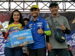Pelajar SMA Coba Motor Baru Yamaha di Ajang Yamaha Goes to School