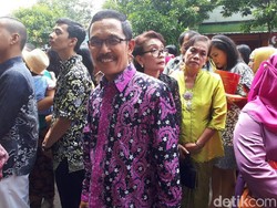 Senangnya Guru SMA Kahiyang Saat Hadiri Resepsi Anak Didiknya