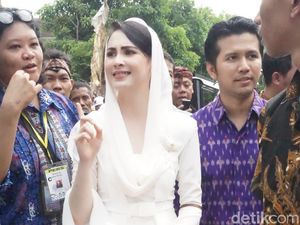 Foto: Arumi Bachsin Pakai Kebaya Recycle di Pernikahan Kahiyang Ayu